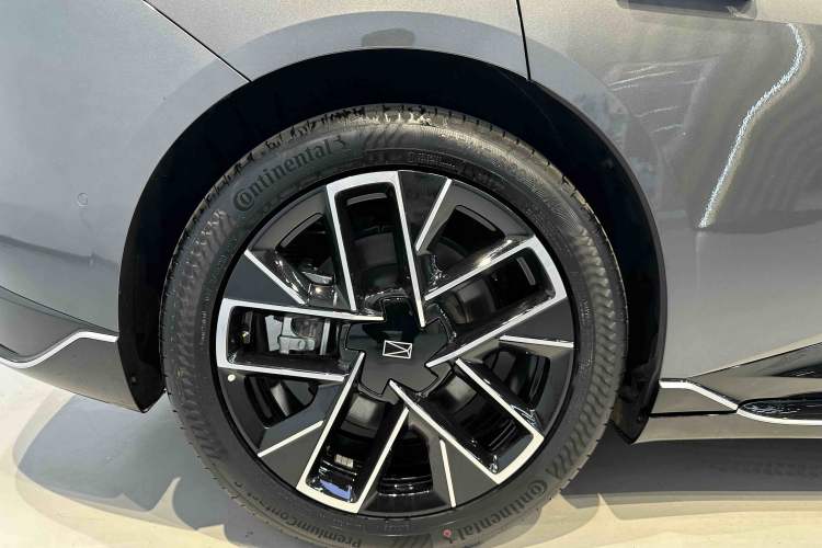 Used Avatr 06 2025 Max Extended-Range Edition Exterior 11