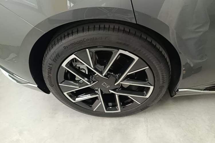 Used Avatr 06 2025 Ultra Pure Electric Edition Exterior 5