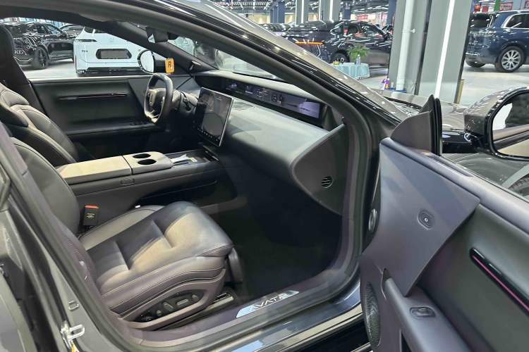 Used Avatr 06 2025 Max Extended-Range Edition Interior 9