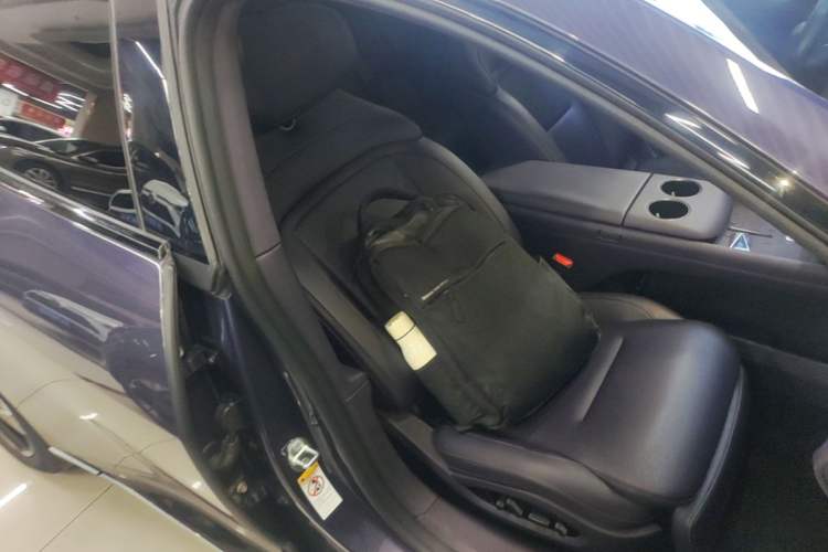Used Avatr 06 2025 Ultra Pure Electric Edition Right Front Seat
