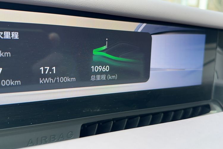 Used Avatr 06 2025 Pro Range-Extended Edition Odometer Close Up