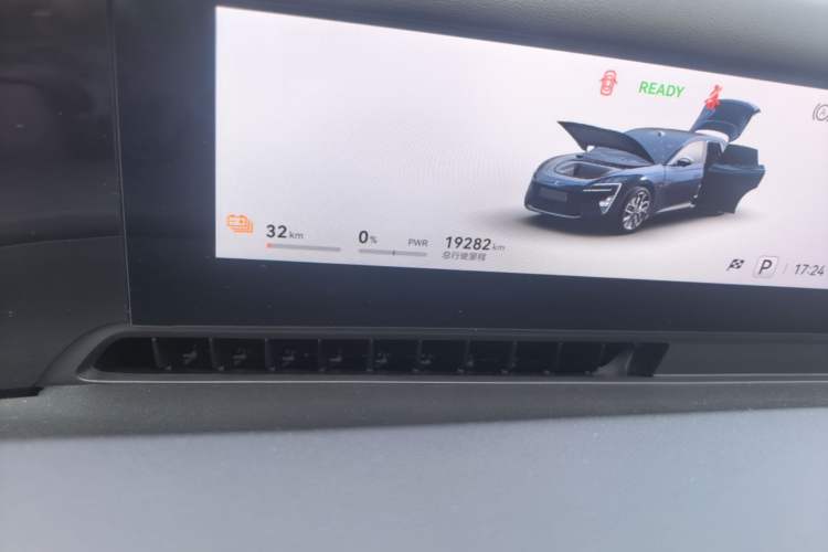 Used Avatr 06 2025 Ultra Pure Electric Edition Odometer Close Up