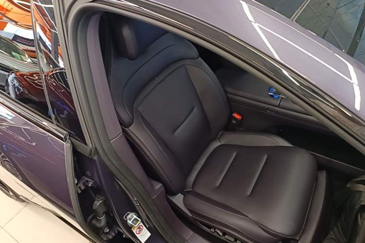 Used Avatr 06 2025 Ultra Pure Electric Edition Right Front Seat