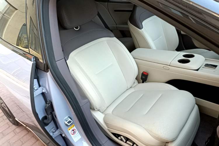Used Avatr 06 2025 Pro Range-Extended Edition Right Front Seat