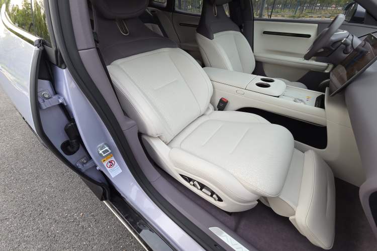 Used Avatr 06 2025 Pro Range-Extended Edition Right Front Seat