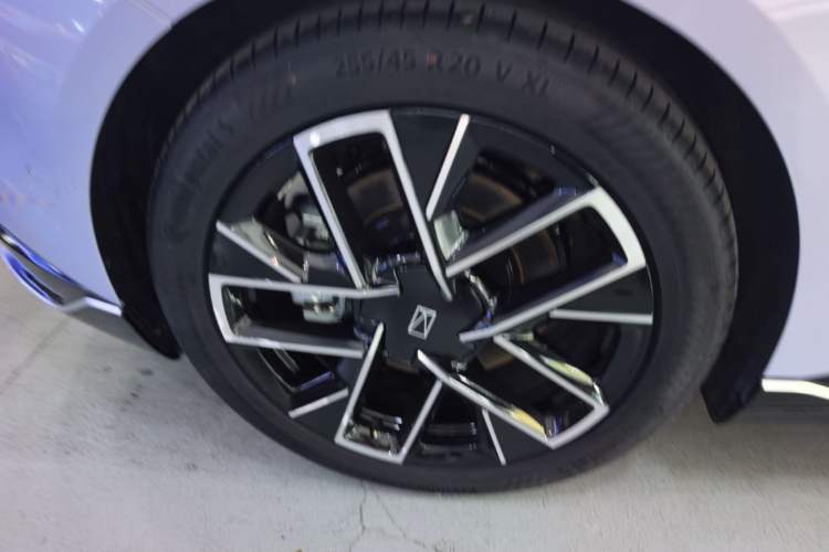 Used Avatr 06 2025 Pro Range-Extended Edition Right Rear Wheel Hub