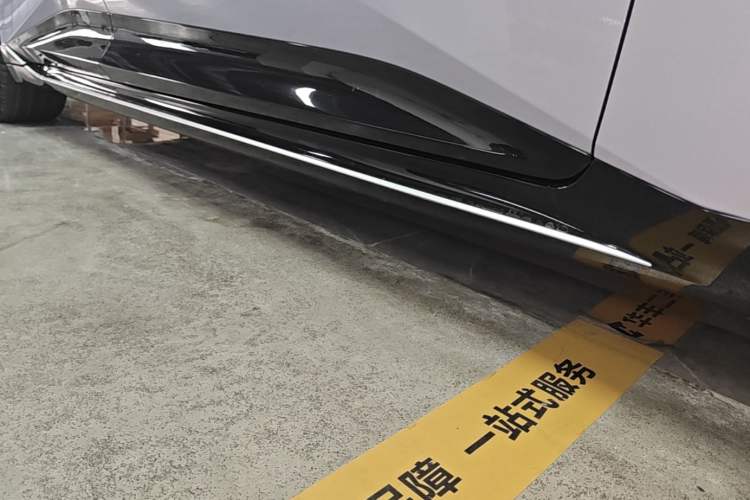 Used Avatr 06 2025 Pro Range-Extended Edition Right Side Sill