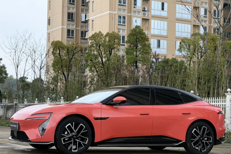 Used Avatr 06 2025 Pro Range-Extended Edition Front Left 45 Deg