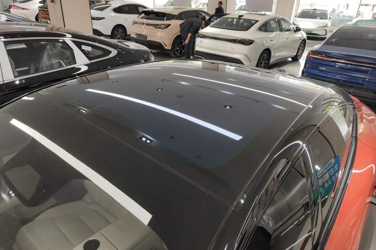 Used Avatr 06 2025 Pro Range-Extended Edition Roof