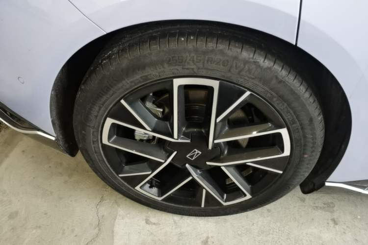 Used Avatr 06 2025 Pro Range-Extended Edition Exterior 5