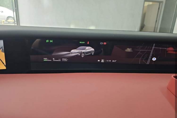 Used Avatr 06 2025 Ultra Pure Electric Edition Odometer Close Up