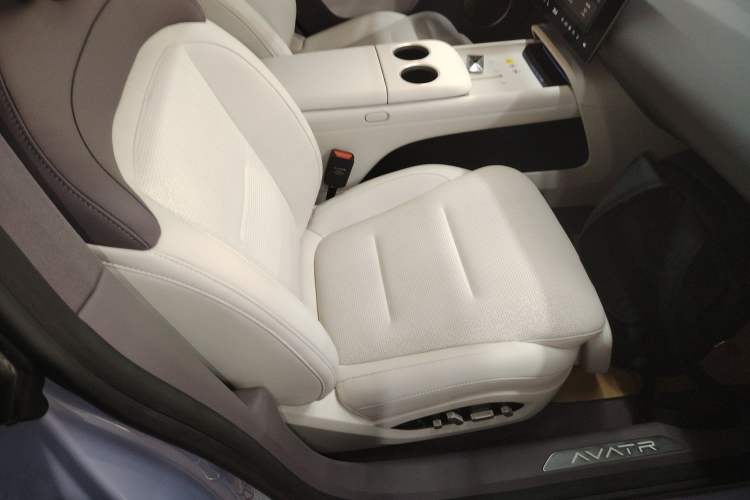 Used Avatr 06 2025 Pro Range-Extended Edition Right Front Seat