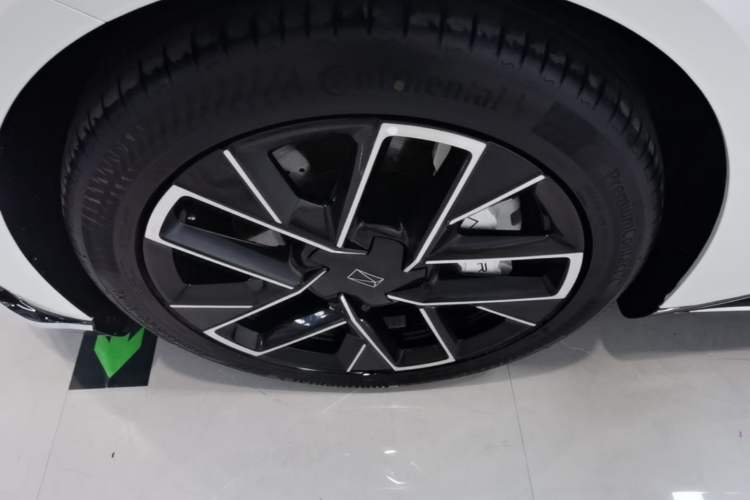 Used Avatr 06 2025 Ultra Pure Electric Edition Exterior 4