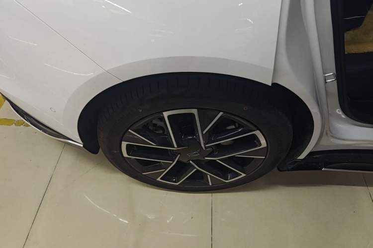 Used Avatr 06 2025 Ultra Pure Electric Edition Exterior 5