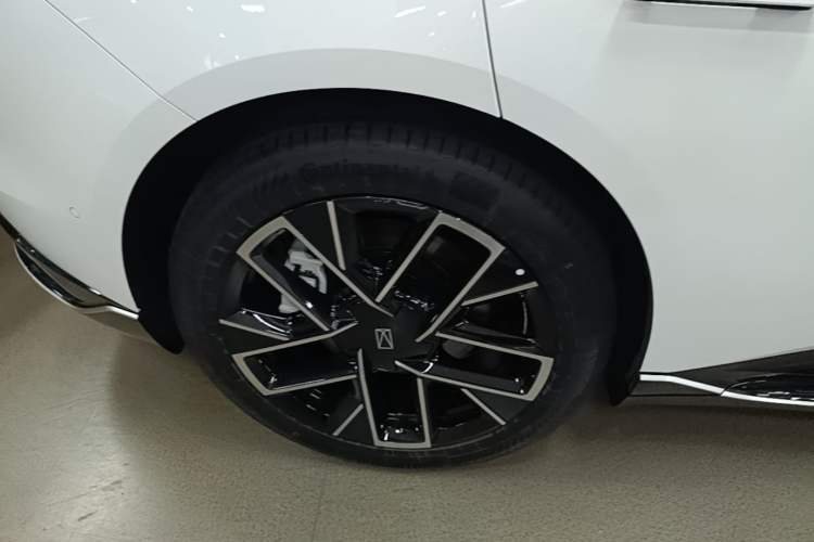 Used Avatr 06 2025 Ultra Pure Electric Edition Exterior 5
