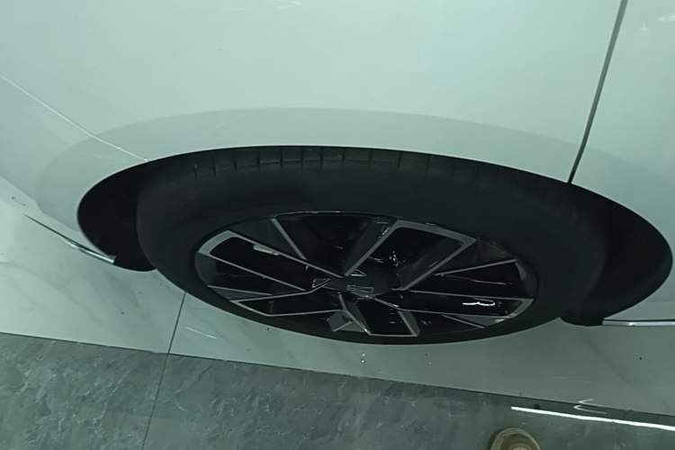 Used Avatr 06 2025 Ultra Pure Electric Edition Exterior 5