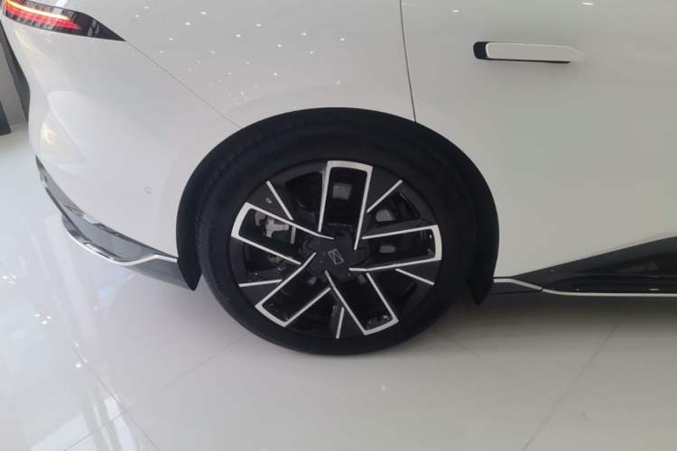 Used Avatr 06 2025 Ultra Pure Electric Edition Exterior 5