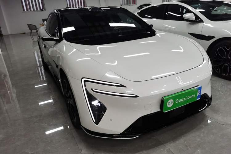 Used Avatr 06 2025 Ultra Pure Electric Edition Front Right 45 Deg