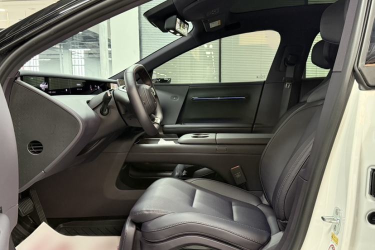 Used Avatr 06 2025 Ultra Pure Electric Edition Interior 4