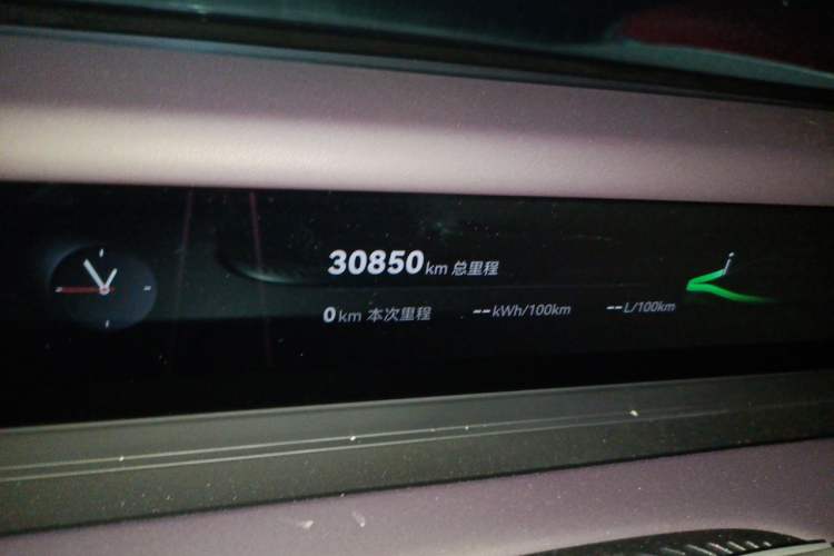 Used Avatr 06 2025 Pro Range-Extended Edition Odometer Close Up