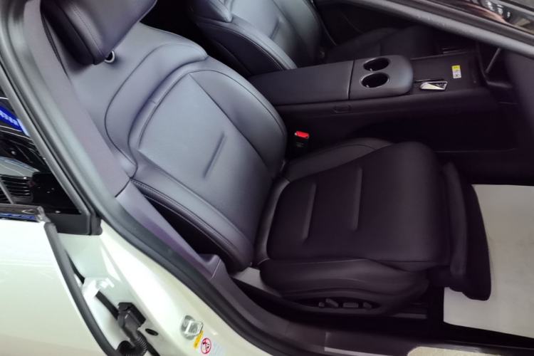 Used Avatr 06 2025 Ultra Pure Electric Edition Right Front Seat