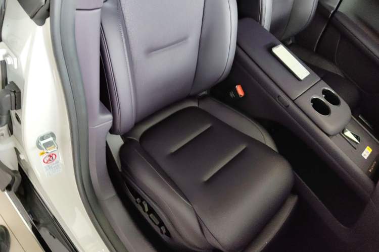 Used Avatr 06 2025 Ultra Pure Electric Edition Right Front Seat