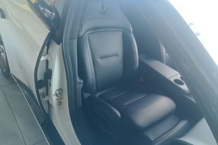 Used Avatr 06 2025 Ultra Pure Electric Edition Right Front Seat