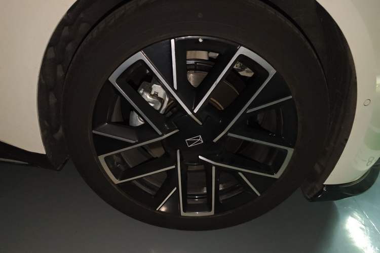 Used Avatr 06 2025 Max All-Electric Version Right Front Wheel Hub