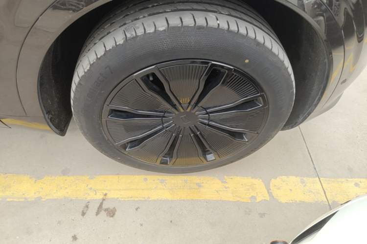 Used Avatr 07 2024 Ultra Range-Extended Four-Wheel Drive Right Front Wheel Hub