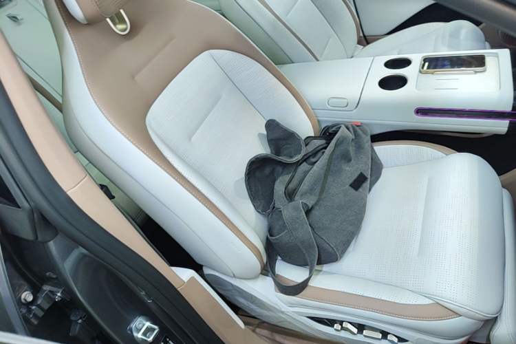 Used Avatr 07 2024 Pro+ Range-Extended Edition Right Front Seat