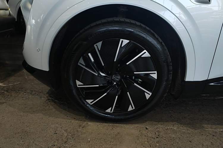 Used Avatr 07 2024 Pro+ All-Electric Version Left Front Wheel Hub