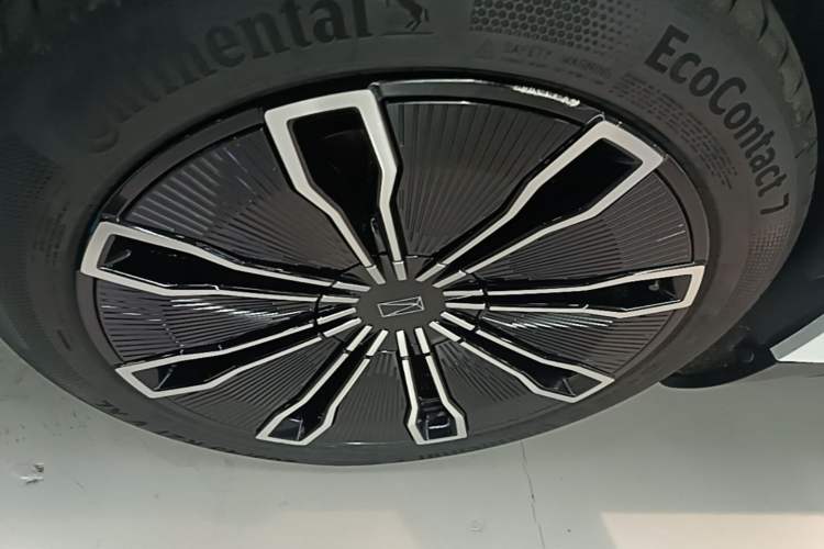 Used Avatr 07 2024 Ultra Range-Extended Four-Wheel Drive Left Front Wheel Hub