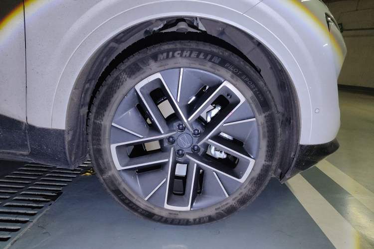 Used Avatr 07 2024 Max Extended-Range Edition Right Front Wheel Hub