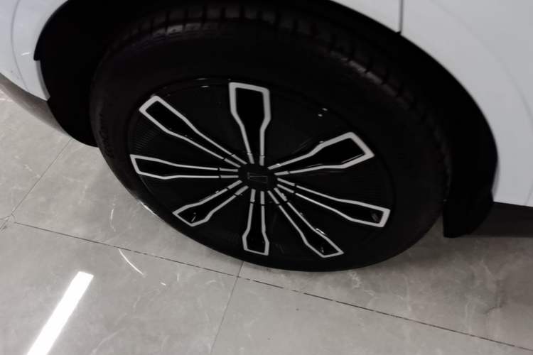 Used Avatr 07 2024 Ultra All-Electric Four-Wheel Drive Right Rear Wheel Hub