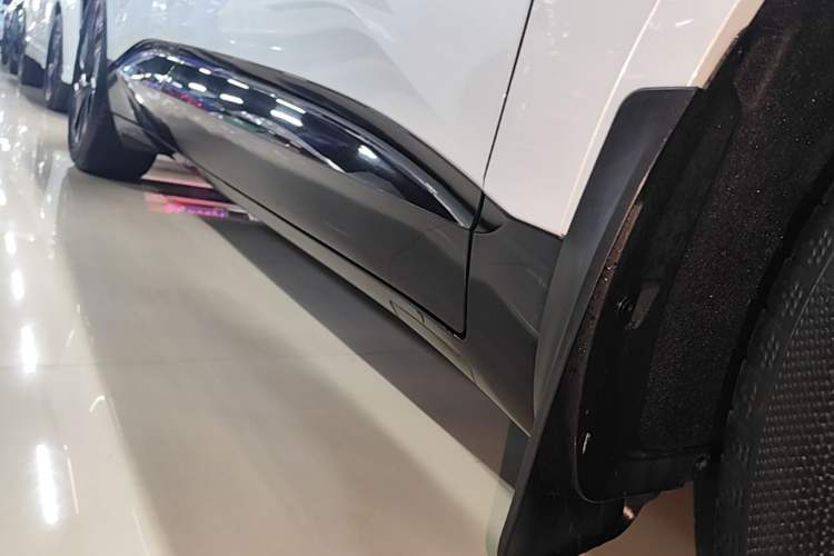 Used Avatr 07 2024 Max Extended-Range Edition Right Side Sill