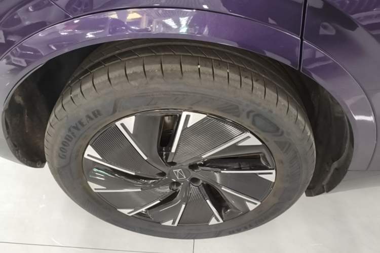 Used Avatr 07 2026 Elite Range-Extended Version 52.01kWh Right Rear Wheel Hub