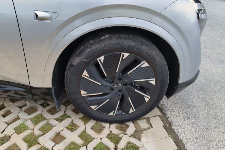 Used Avatr 07 2026 Elite Range-Extended Version 52.01kWh Right Front Wheel Hub