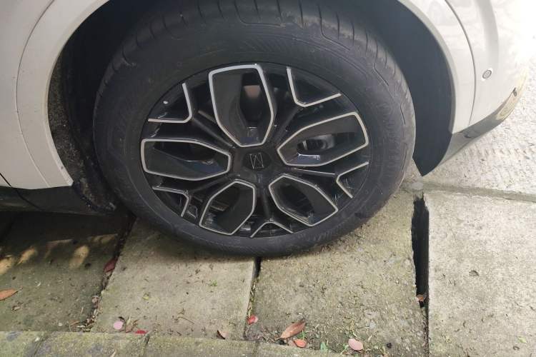 Used Avatr 07 2026 Elite Range-Extended Version 52.01kWh Right Front Wheel Hub