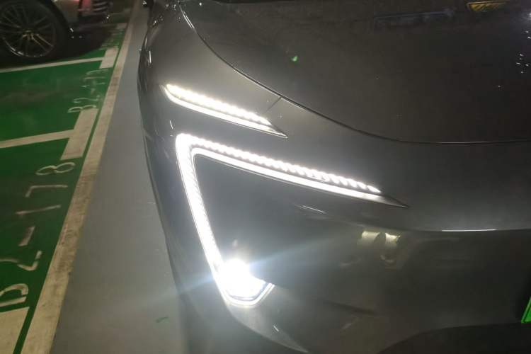 Used Avatr 11 2023 HarmonyOS Version Smart Enjoyment Upgrade Model 90-Degree Rear-Wheel Drive Edition Right Front Headlight
