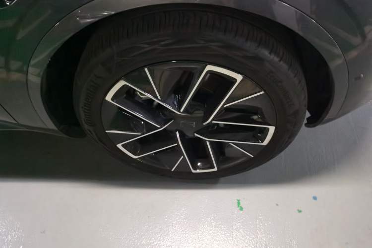Used Avatr 11 2023 HarmonyOS Version Smart Enjoyment Upgrade Model 90-Degree Rear-Wheel Drive Edition Right Front Wheel Hub