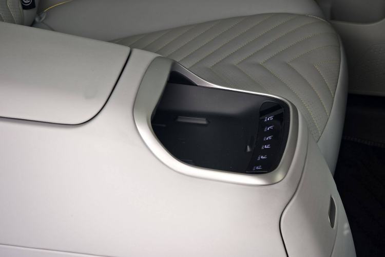 Used Avatr 11 2022 Long-Range Dual-Motor Luxury Edition 4 Seats Audio And AC Panel