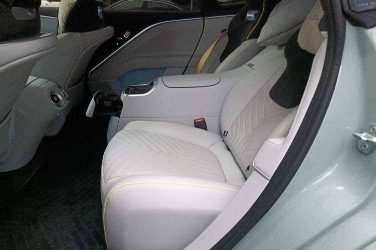 Used Avatr 11 2022 Long-Range Dual-Motor Luxury Edition 4 Seats Left Rear Seat