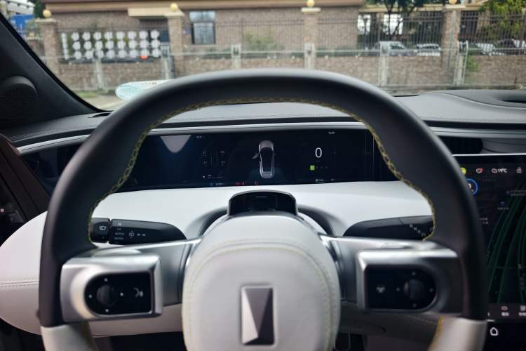 Used Avatr 11 2022 Long-Range Dual-Motor Luxury Edition 4 Seats Odometer Close Up
