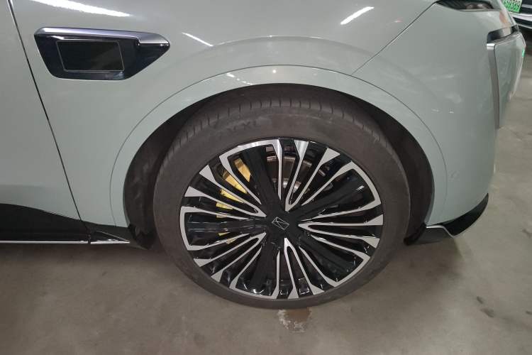 Used Avatr 11 2022 Long-Range Dual-Motor Luxury Edition 4 Seats Right Front Wheel Hub