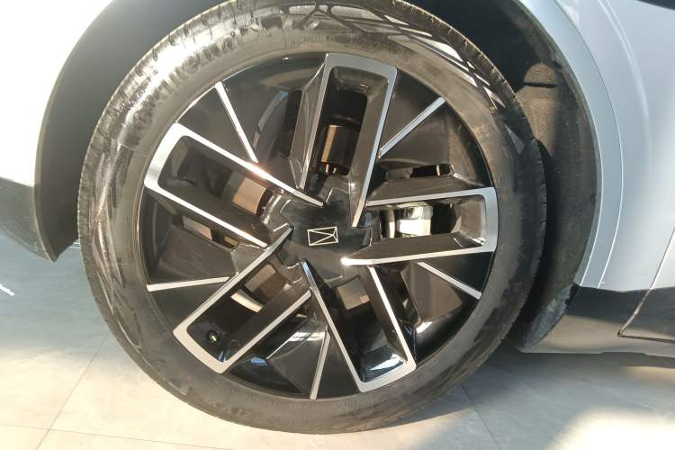 Used Avatr 11 2022 Long-Range Dual-Motor Luxury Edition 4 Seats Left Front Wheel Hub
