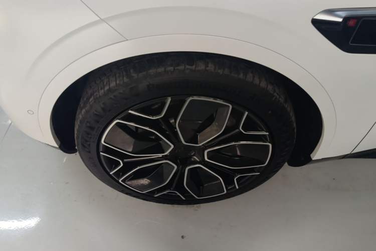 Used Avatr 11 2022 Ultra-Long Range Dual-Motor Luxury Edition 4 Seats Left Front Wheel Hub