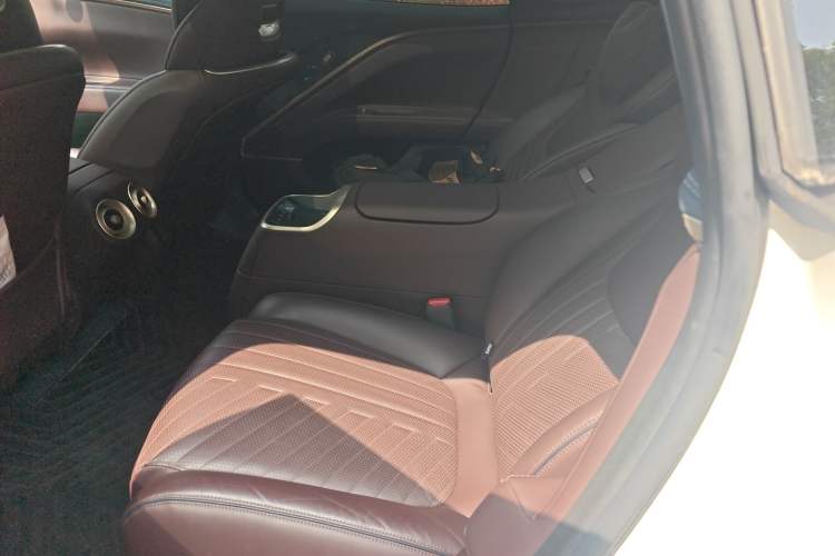 Used Avatr 11 2022 Long-Range Dual-Motor Luxury Edition 4 Seats Left Rear Seat