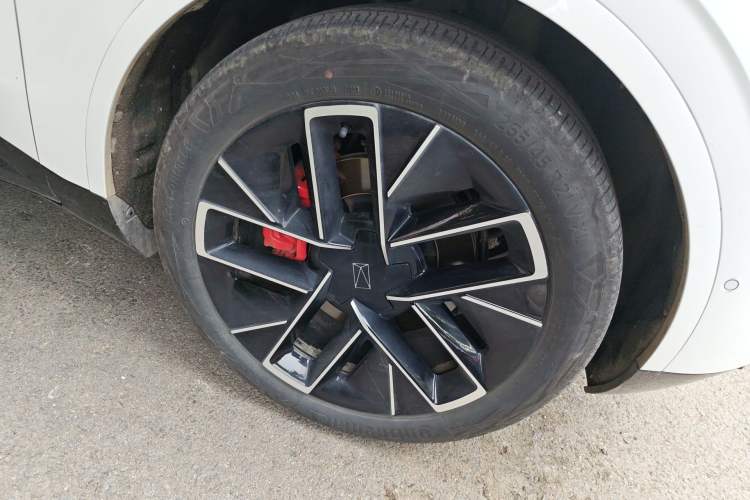 Used Avatr 11 2022 Long-Range Dual-Motor Luxury Edition 5 Seats Right Front Wheel Hub