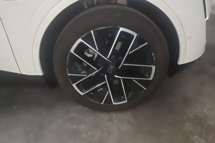 Used Avatr 11 2022 Long-Range Dual-Motor Luxury Edition 5 Seats Right Front Wheel Hub