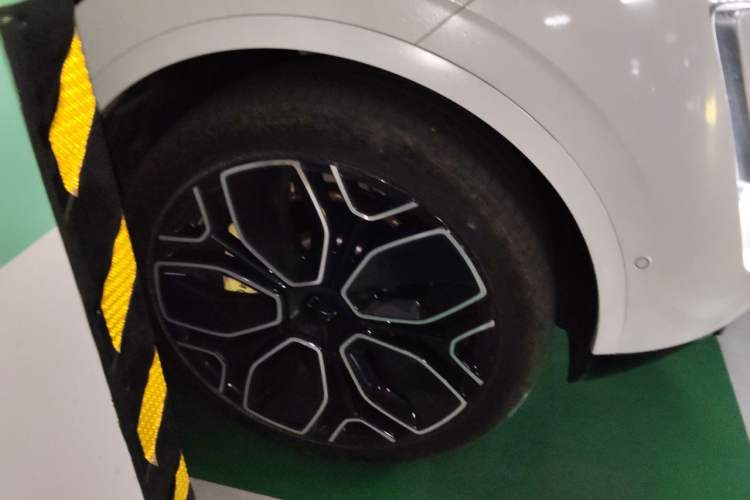 Used Avatr 11 2022 Long-Range Dual-Motor Luxury Edition 5 Seats Right Front Wheel Hub